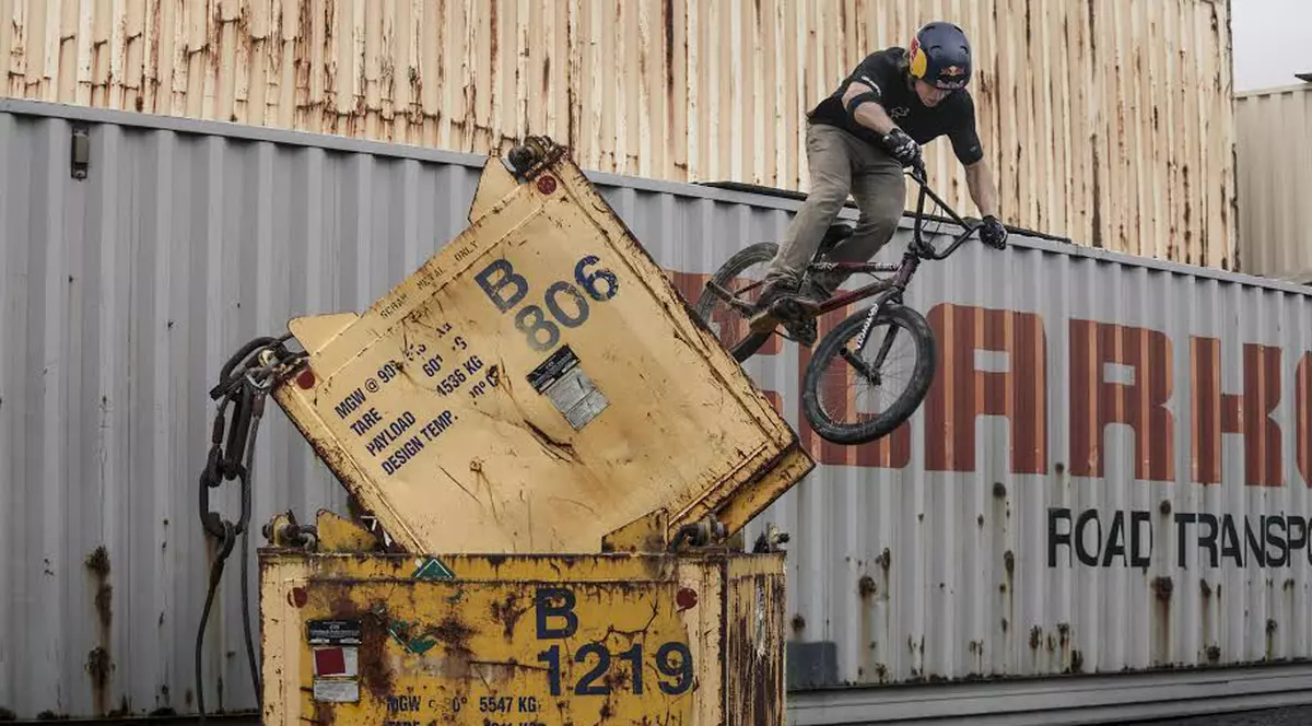 Tuturor le-a fost FRICĂ pentru viața lui! A sărit cu bicicleta de la o înălțime de 4 etaje