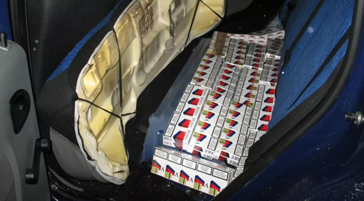 Și-au burdușit mașina cu 90.000 de țigări de contrabandă