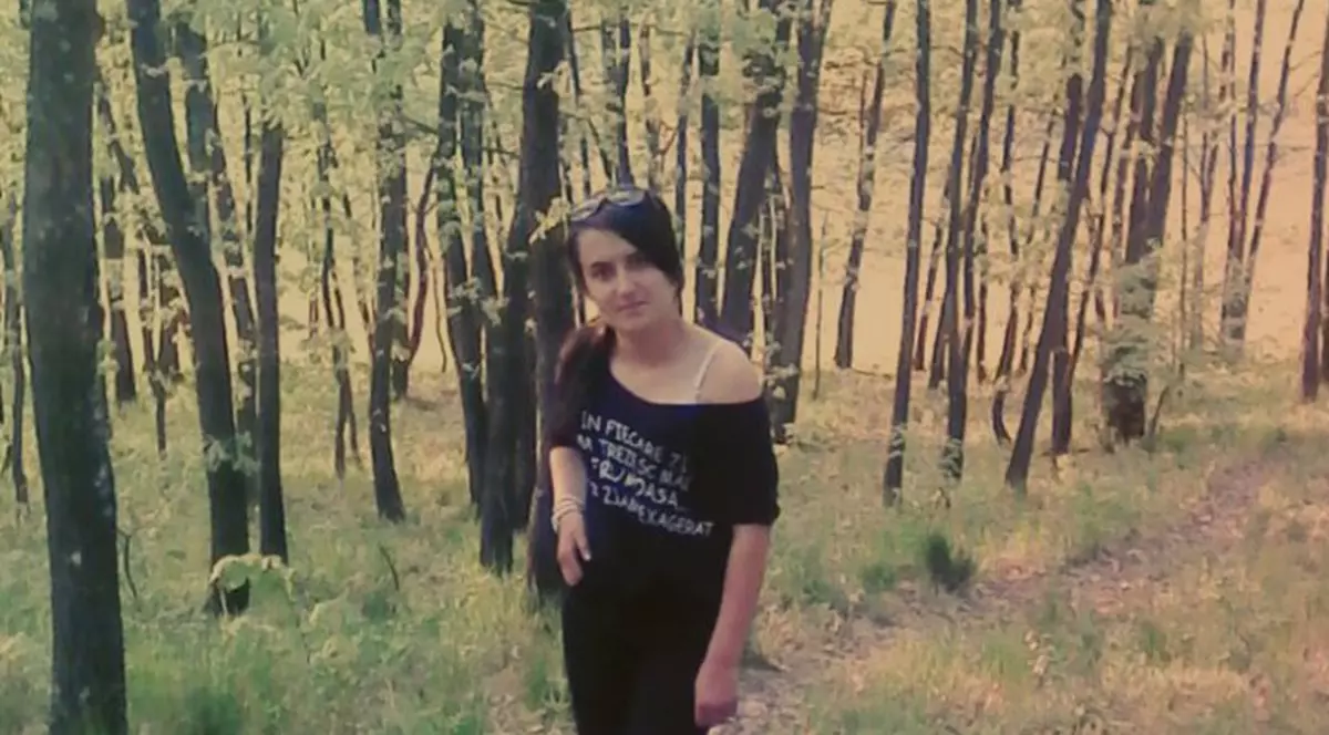 Crimă oribilă în Craiova! O adolescentă de 17 ani, găsită cu gâtul tăiat într-un parc din oraş