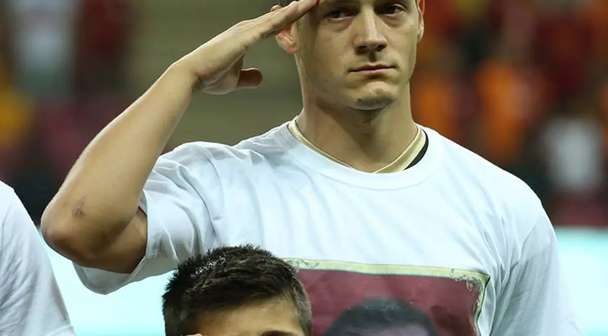 Torje şi colegii lui de la Osmanlîspor i-au omagiat milităreşte pe eroii morţi într-un atentat la Ankara