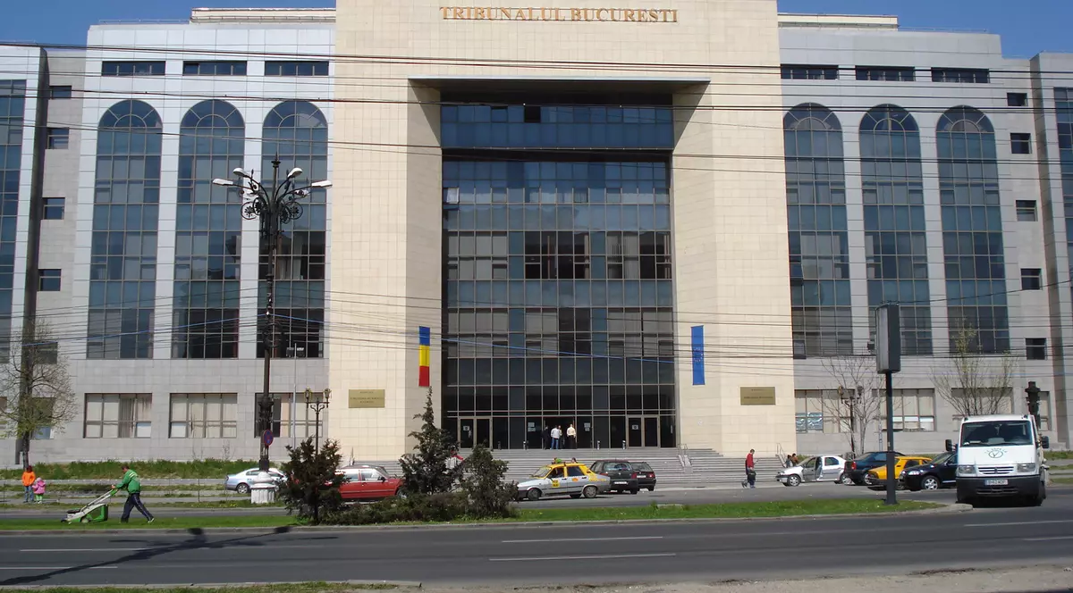 Descoperire macabră lângă Tribunalul București! Un bărbat a fost găsit spânzurat de un copac