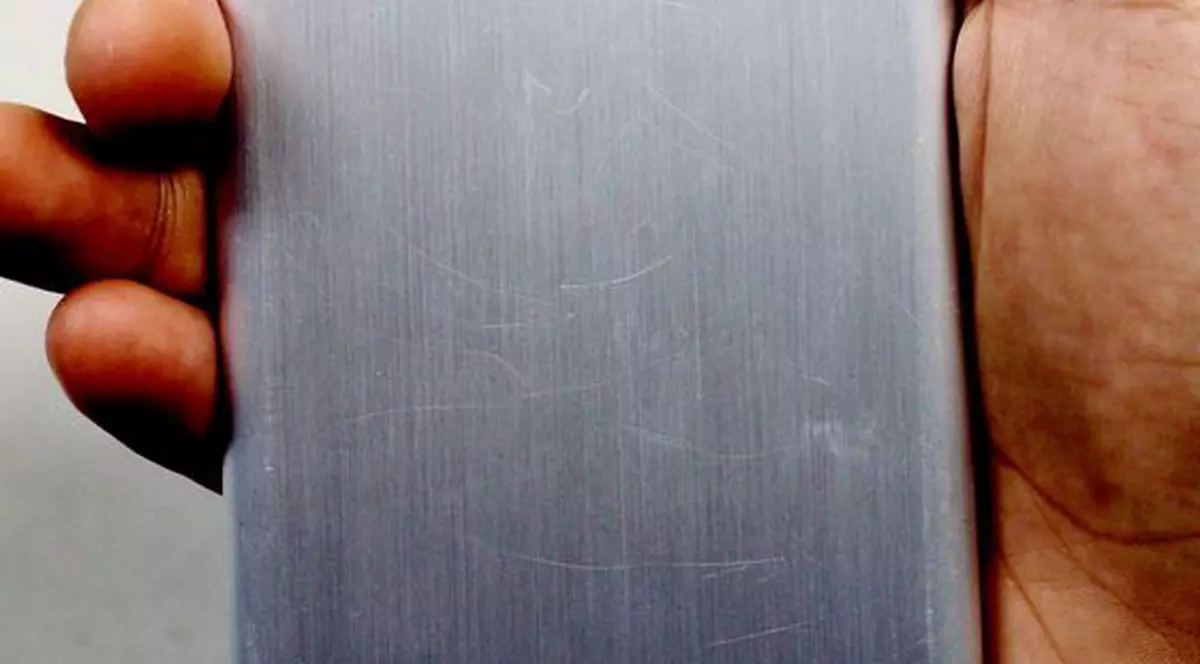 A scăpat telefonul din AVION! În mod surprinzător, telefonul a fost găsit INTACT