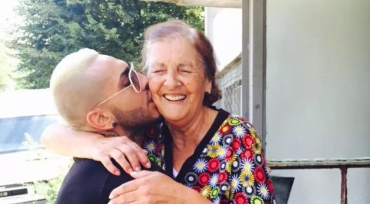 Ce frumos! Alex Velea își sărută bunica cu FOC