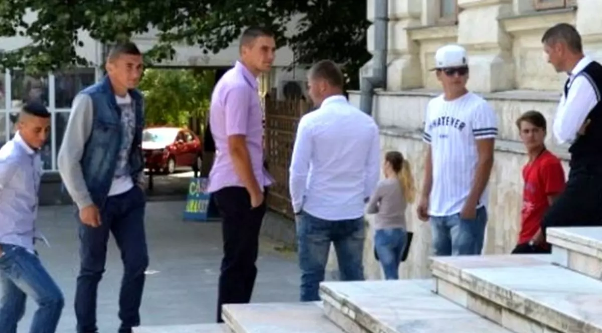 Declaraţii incredibile! Tatăl unui violator, după aflarea sentinţei: "Fata s-a dus cu ei de bunăvoie"