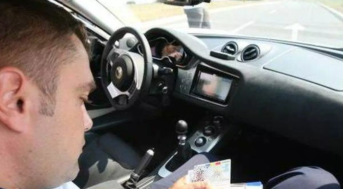 A rămas fără permis de conducere după ce a condus cu 219 km la oră