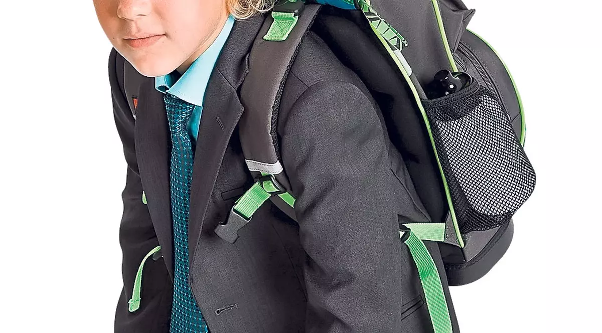 Parlamentarii vor să mai taie din rechizitele pe care copiii le cară zilnic în spinare