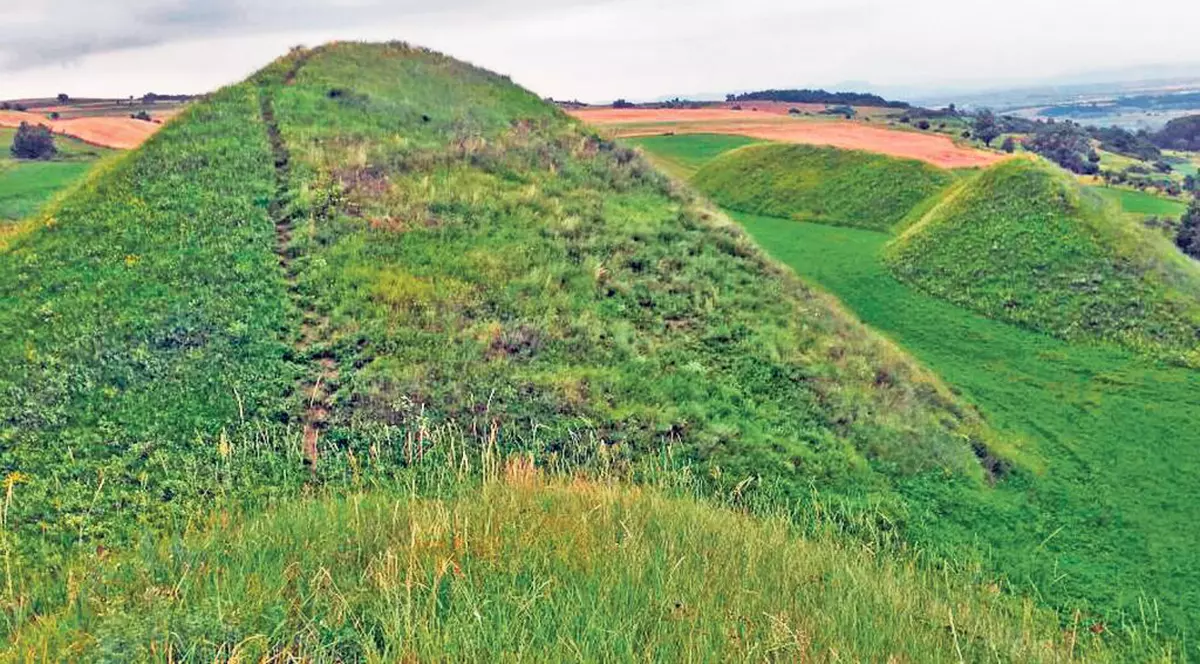 Misterele movilelor de la Şona! Legenda spune că, în apropiere de Făgăraş, uriaşii s-au jucat cu relieful