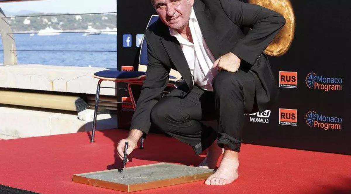 Imagini de senzație! Gică Hagi, desculț, ca în copilăria petrecută la Săcele! A intrat în Hall of Fame-ul fotbalului mondial, acolo unde nu a ajuns niciun român. ^”Regele” a fost premiat de către Prinţul Albert de Monaco și a vorbit despre urmaşul său: "Ianis ar putea ajunge mare în Italia!" / GALERIE FOTO & VIDEO