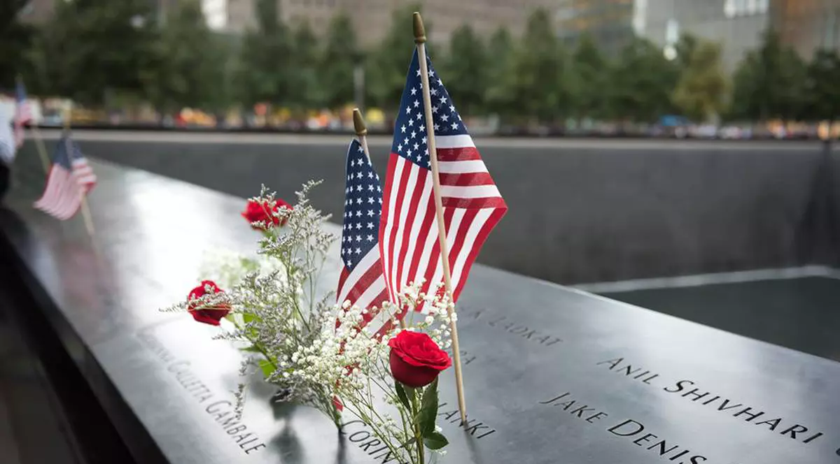 Klaus şi Carmen Iohannis, în vizită la memorialul ridicat în locul Turnurilor Gemene. Gestul emoţionant făcut de preşedinte