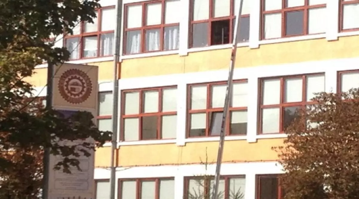 ULTIMA ORĂ! Un elev de 16 ani s-a aruncat de pe geam în faţa colegilor 