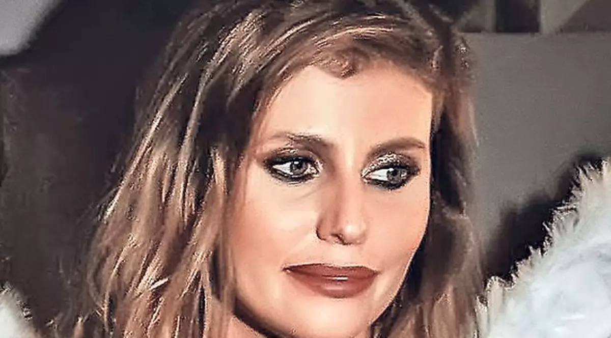 Roxana Ilie, aproape divorţată, aproape dezbrăcată