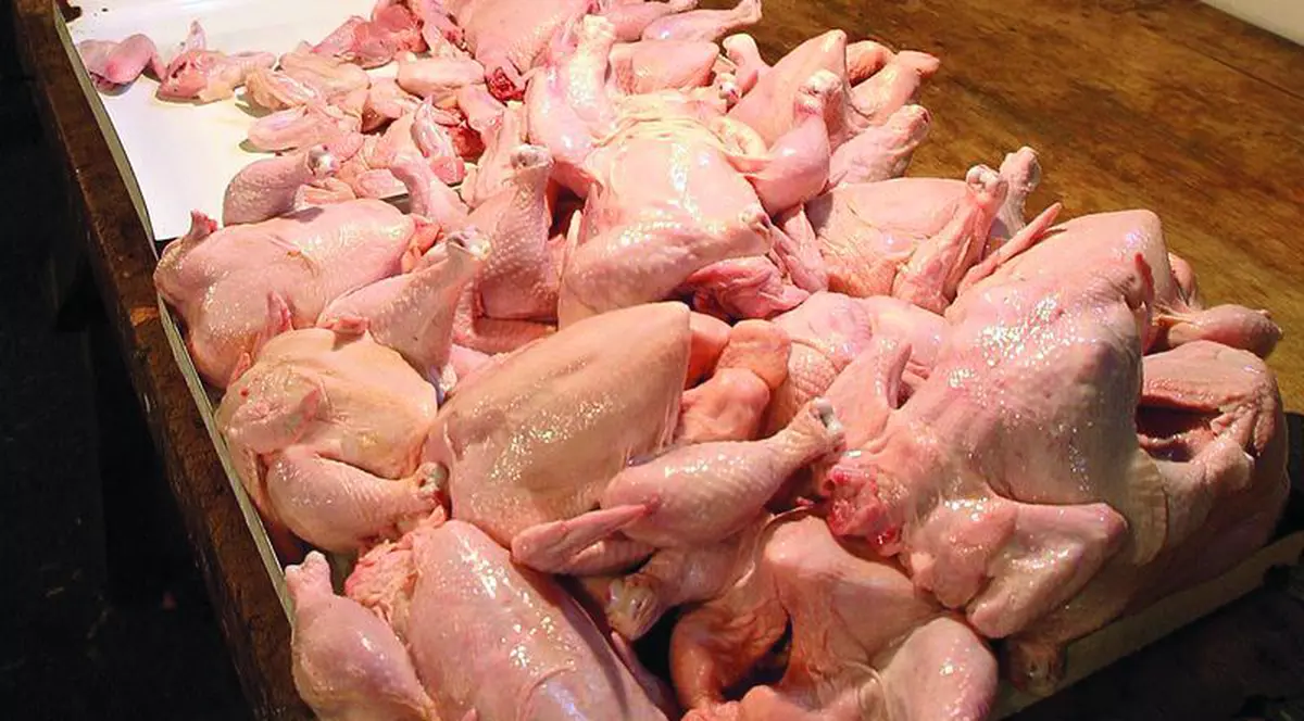 Comercianţii dublează preţul la carnea de pui. Cum au ajuns producătorii aproape de faliment