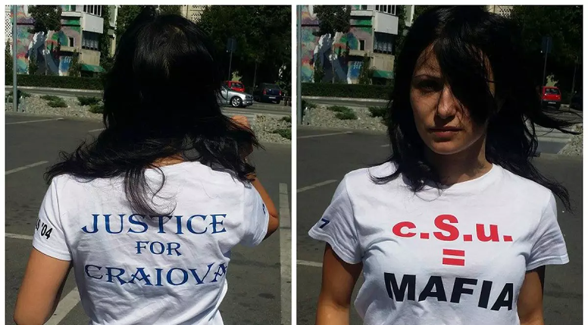 Fata în sutien care a vrut să intre pe teren la meciul cu Grecia era susținătoare a Universității lui Mititelu. Avea pregătit un tricou cu ”Justice for Craiova” pe-o parte, ”CSU = Mafia”, pe cealaltă!