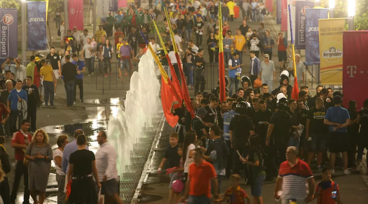 Federația și-a bătut joc de fanii prezenți la meciul cu Grecia. ^A anunțat că metroul circulă până la ora 1:00, dar s-a dovedit a fi o minciună. Metrorex susține că FRF a refuzat să achite 74.400 de lei