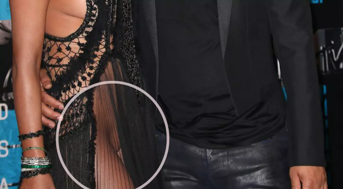 Interzis minorilor! Soția unui cântăreț celebru şi-a arătat păsărica pe covorul roşu | FOTO