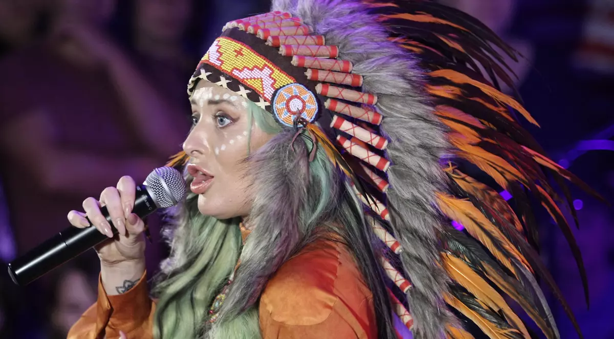 EXCLUSIV | Imaginea subțire cu bani grei se ține! Delia a cheltuit 2.500 € pe pene