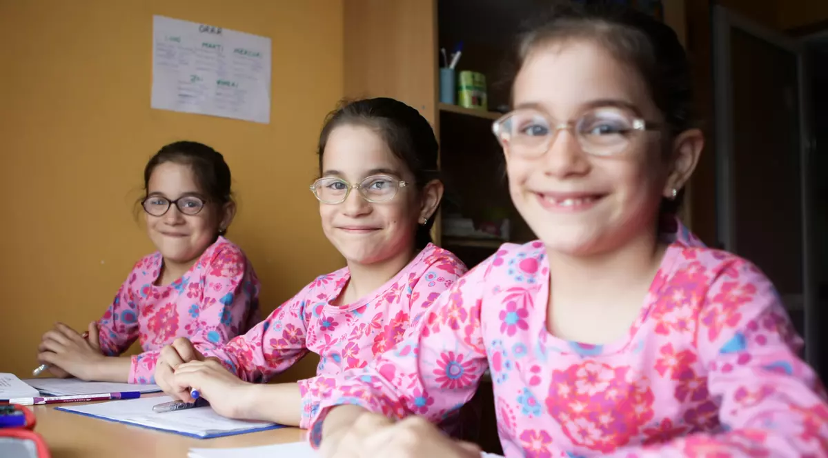 Cartea îndoaie bugetul! Pentru o familie cu eleve triplete din Prahova, începutul școlii vine cu o cheltuială de 2.000 de lei