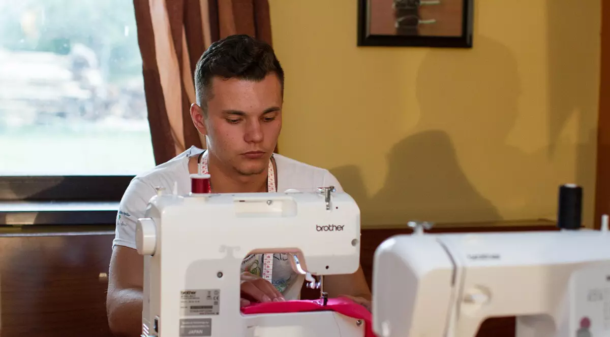 "Croitoraşul" cel ambiţios. Un ADOLESCENT din Prahova îi UIMEŞTE pe toţi cei care-l cunosc!