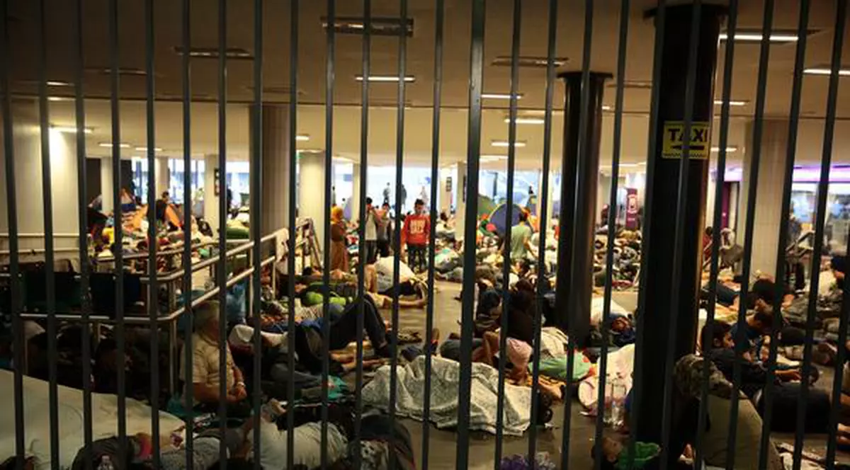 Corespondenţă din UngarIAD! Budapesta e sub asediul miilor de refugiați, iar autoritățile maghiare par să nu mai le facă față. ^Nu doar gara Keleti, epicentrul mulțimii care a venit să-și găsească un trai uman în Europa, e ocupată. Parcurile din jurul arenei pe care se va juca sunt pline de sirieni și de afgani. Nimic nu e ce pare, nimic nu mai e sigur. Se va juca și fotbal aici?