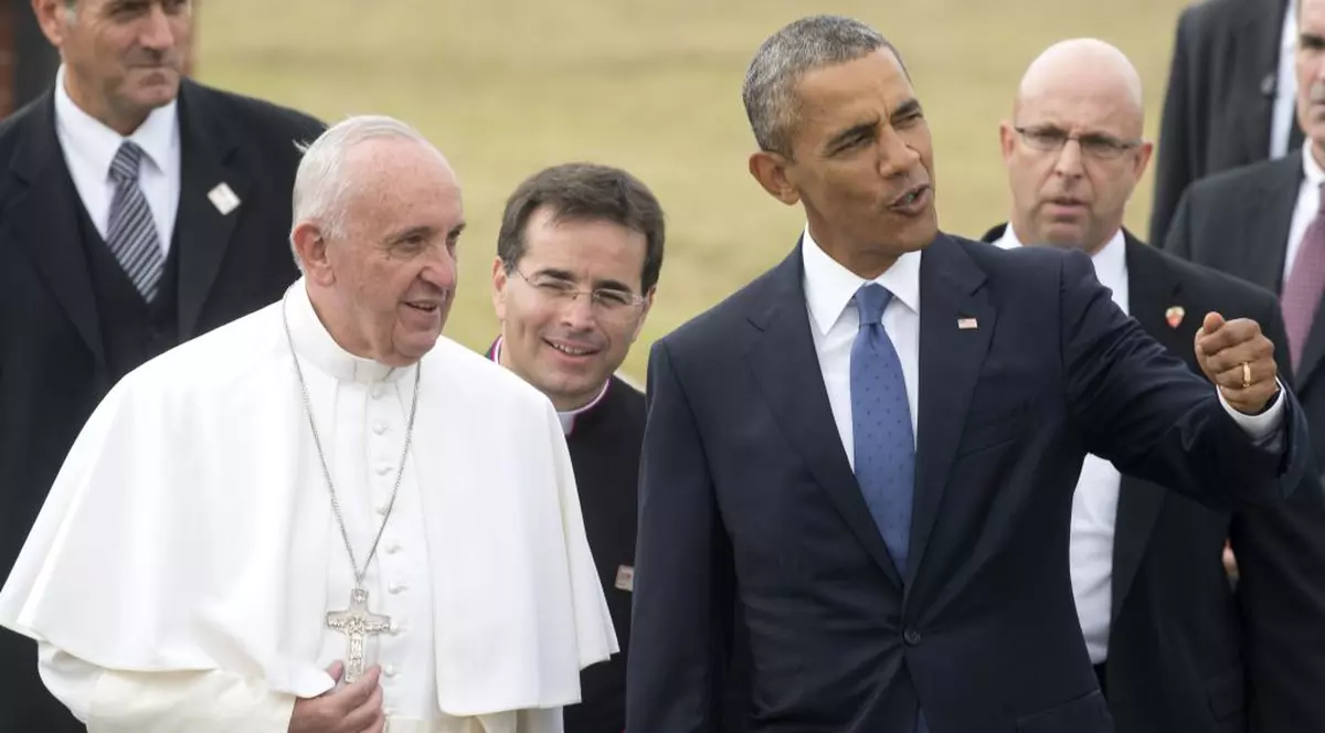 Papa Francisc a ajuns în SUA! Suveranul Pontif, întâmpinat pe aeroport de familia Obama | FOTO