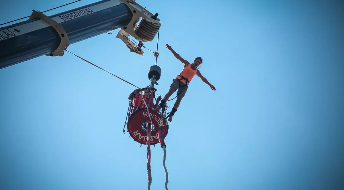O adolescentă care voia să facă bungee jumping a sărit fără coardă, din cauza "englezei slabe" a instructorului. Ea ar fi confundat "No jump" cu "Now jump"