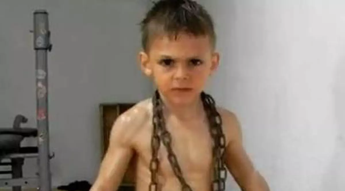 Micul Hercule are concurență acerbă! Un băiețel de doi ani l-a detronat!