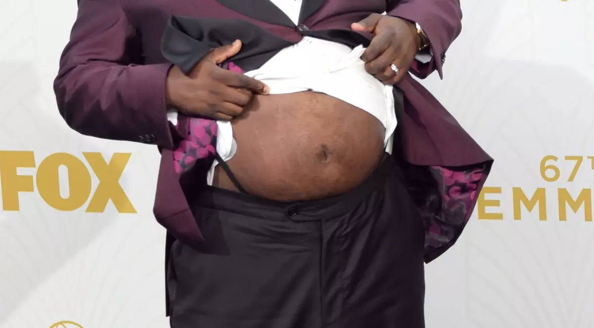 Asta nebunie! Și-a scos BURTA pe covorul ROȘU! | FOTO