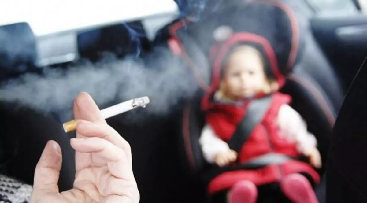 Fumatul interzis în maşinile în care sunt şi copii