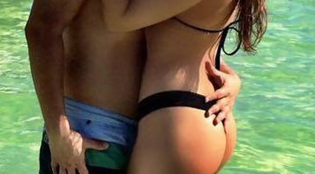 O celebră vedetă internaţională, CU MÂNA PE FUNDUL APETISANT al unei cântăreţe din România