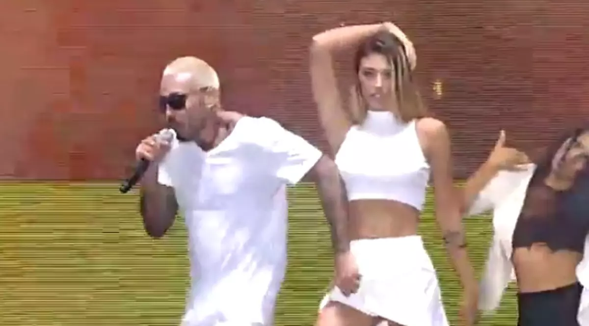 Velea I-A SMULS Antoniei fusta, pe scenă, la Sibiu! Ce show EROTIC au dat în fața publicului | FOTO&VIDEO