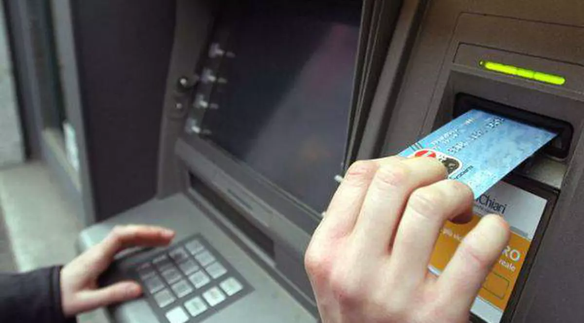 ALERTĂ! Un nou virus fură codul PIN și blochează cardul în bancomat