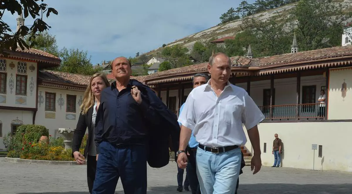 Putin şi Berlusconi, serviți cu un vin vechi de 240 de ani în valoare de peste 100.000 de dolari. Autoritățile au deschis o anchetă!