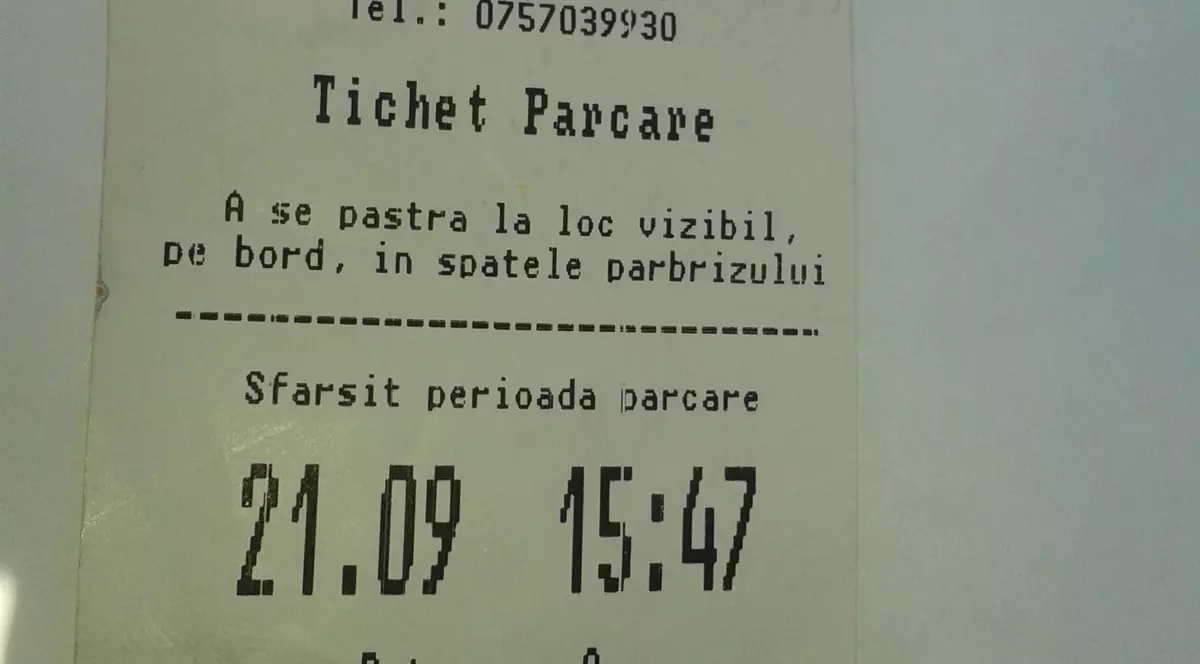 I-au blocat mașina, deși plătise bon de parcare