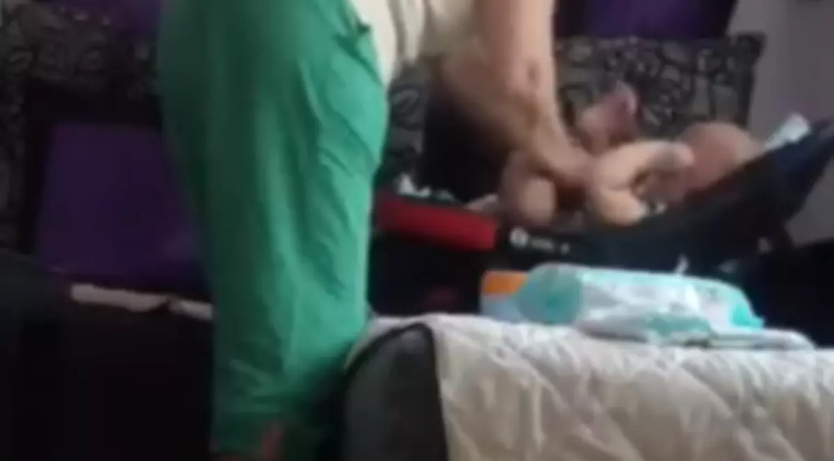 Bonă filmată în timp ce maltratează FĂRĂ MILĂ un bebeluș de 9 luni! Imaginile au șocat internetul | VIDEO