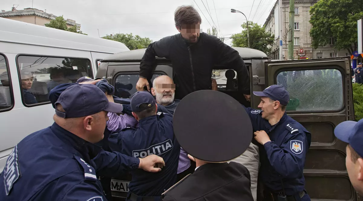 Confruntări între manifestanți și polițiștii de la procuratură, la Chișinău.  Mai multe persoane rănite și altele arestate