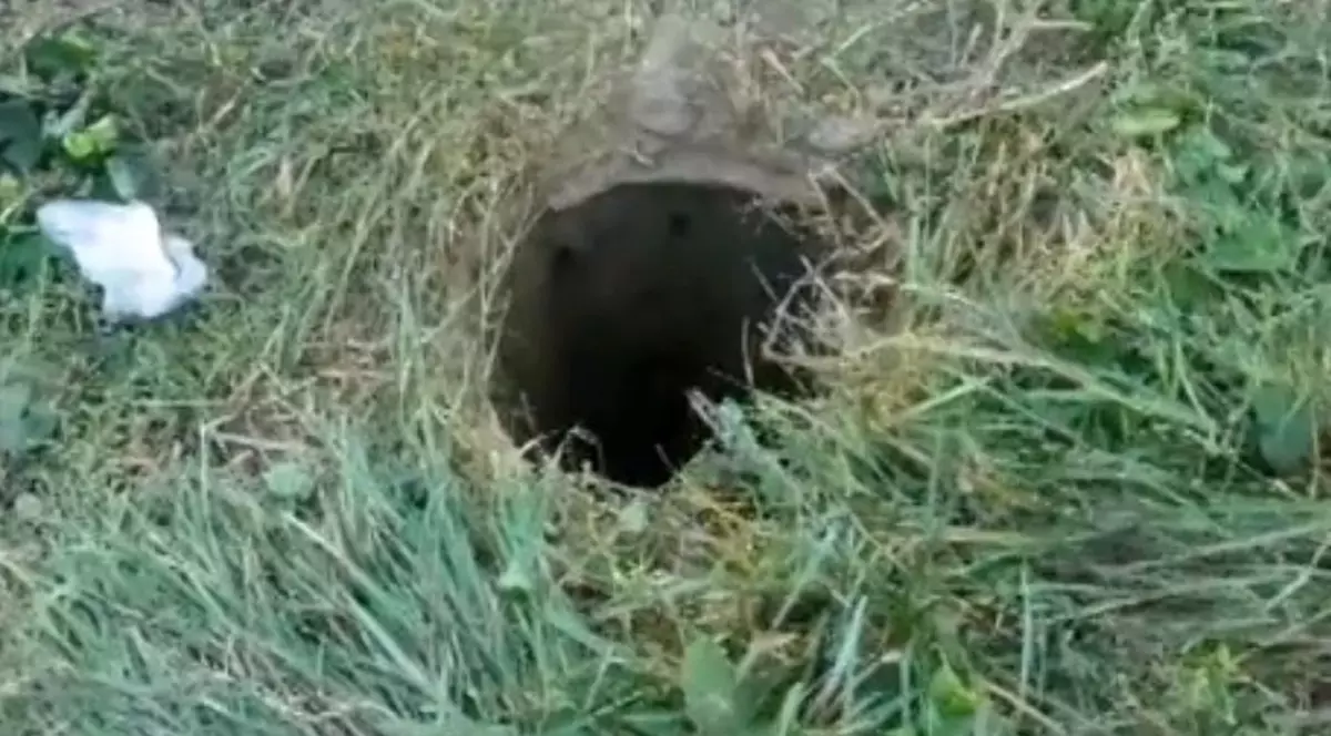 La un pas de tragedie! Un copil de un an din Bistriţa a căzut într-o conductă îngustă