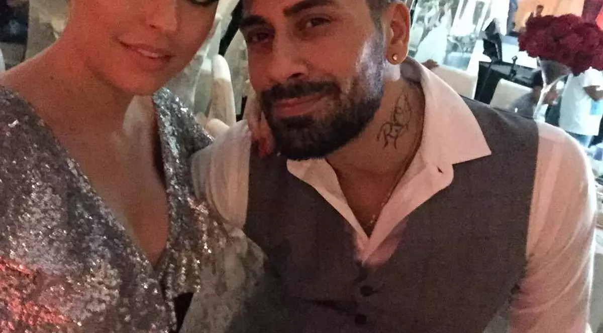 Connect-R și Misha, SĂRUT ROMANTIC, pe străzile Parisului! Cum sărbătoresc un an de căsnicie | FOTO