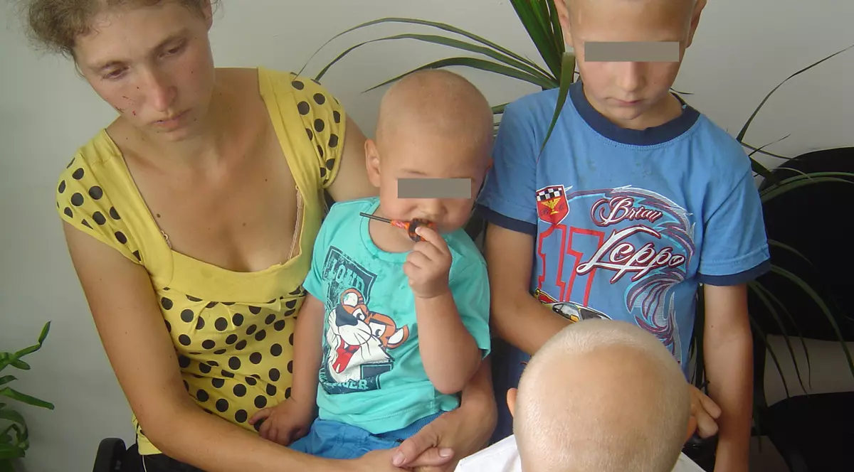 Și-a oferit copilul la mica publicitate! O mamă caută o familie pentru băiatul ei, ca să scape de necazuri