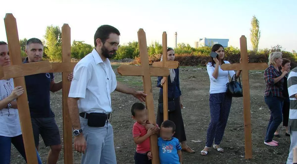 Protest în București împotriva construcției moscheei: oamenii au înfipt 500 de cruci