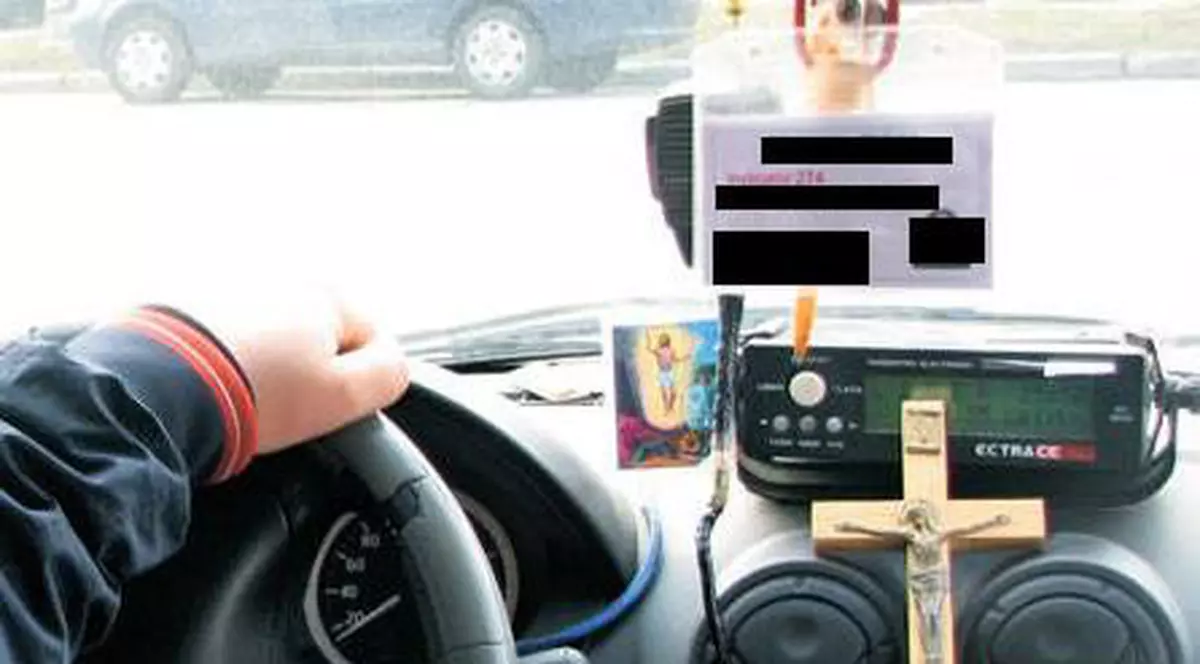 Pericol de moarte! De ce nu este bine să ai cruciulițe lipite de parbriz 