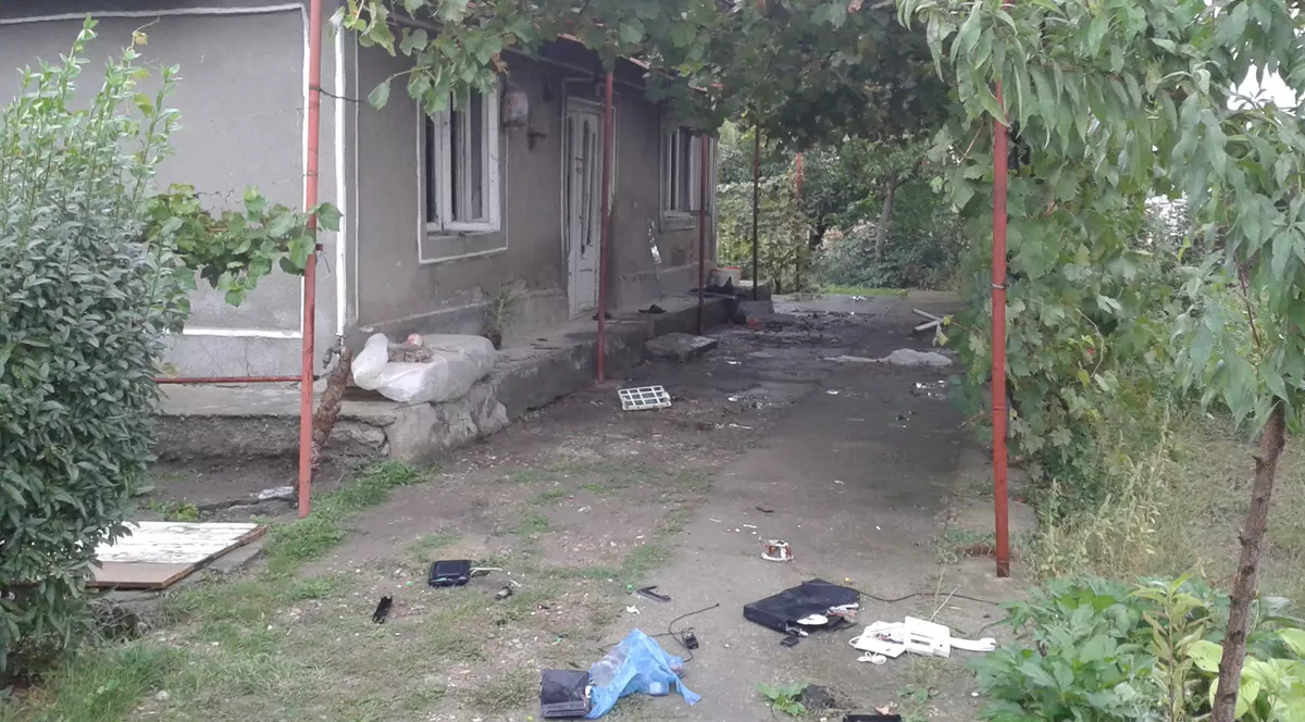 Clipe de groază într-o familie din Tecuci! A semănat teroare cu o rangă și un cuțit