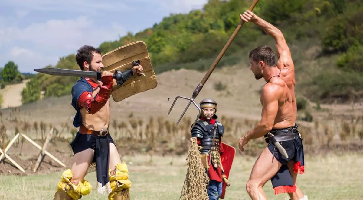 Unii se bat cu săbii, alţii, în halbe de bere! Oktoberfest şi DacFest sunt atracţiile weekendului, la Braşov şi Hunedoara