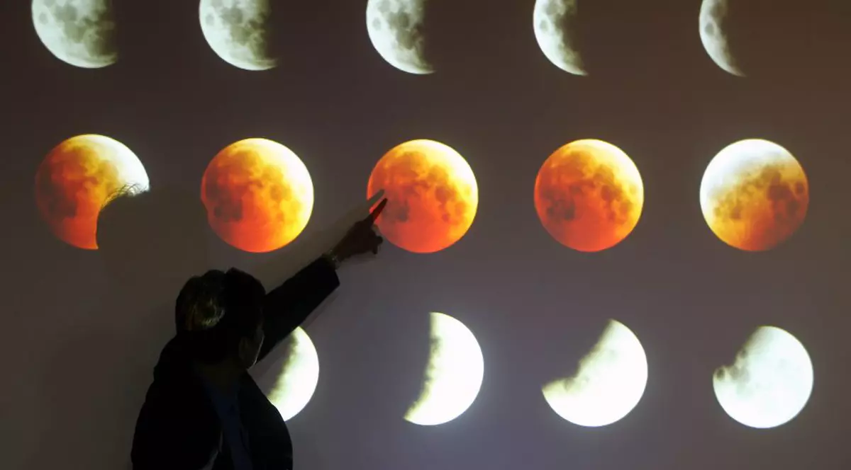 Fenomen astronomic foarte rar: Eclipsă de Lună şi Super Lună în aceeaşi noapte