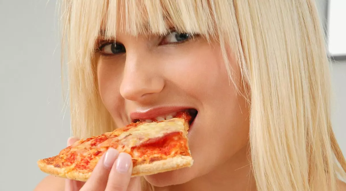 Experiment uluitor: Ce se întâmplă de fapt dacă mănânci o săptămână numai fast-food