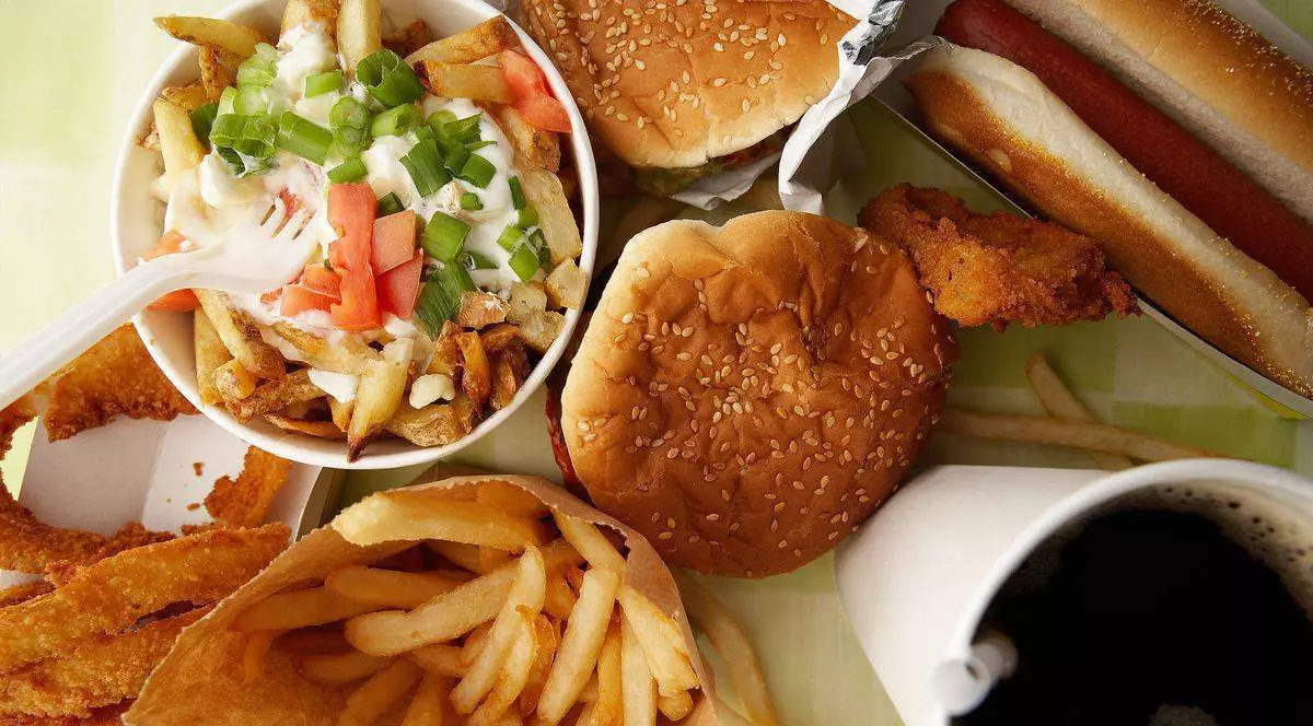 Ce se întâmplă de fapt în creierul nostru atunci când mâncăm fast-food