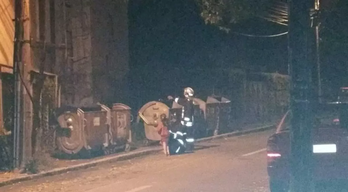 La doar 6 ani, o fetiță și-a convins mama să nu se sinucidă: «Te rog, mami, coboară de acolo!»