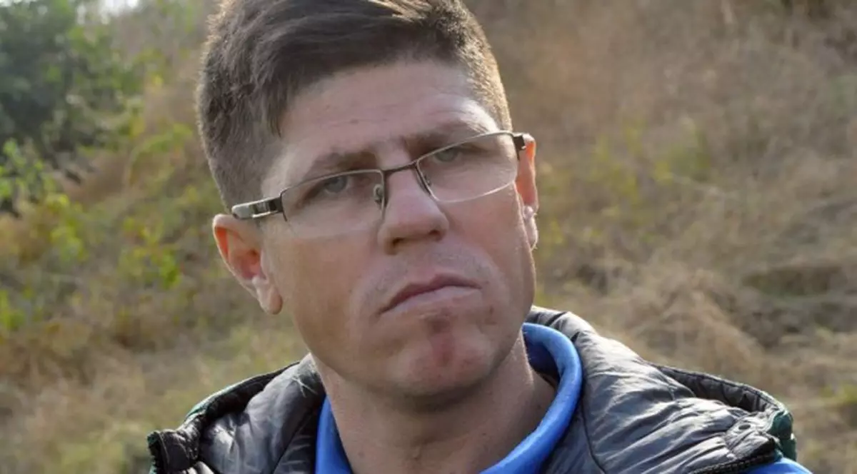 Ce nenorocire! ”Ganezii”, gemeni de 11 ani ai lui Florin Ganea, erau la teren când tatăl lor a făcut infarct! ^Fundașul băcăuan cu un stâng necruțăror a luptat toată cariera cu problemele de vedere. Trupul neînsuflețit e depus la Biserica Precista