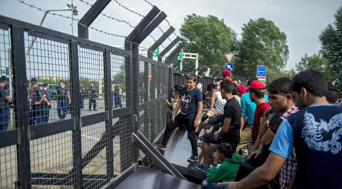 Gardul pe care Ungaria îl construieşte la graniţa cu România va avea 70 de kilometri