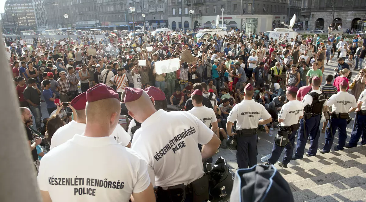 Imagini incredibile de la Budapesta! Sute de imigranți, opriți din drumul spre Germania | FOTO