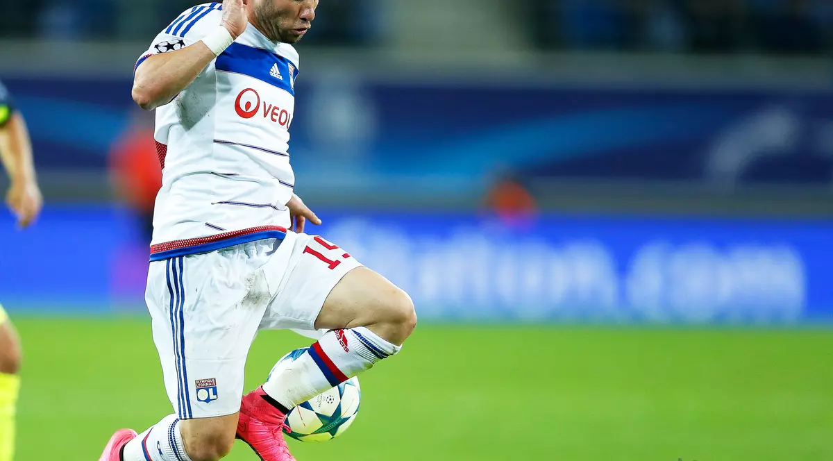 Imagini horror pe stadion: Valbuena a fost ”spânzurat” pe ”Velodrome” / VIDEO